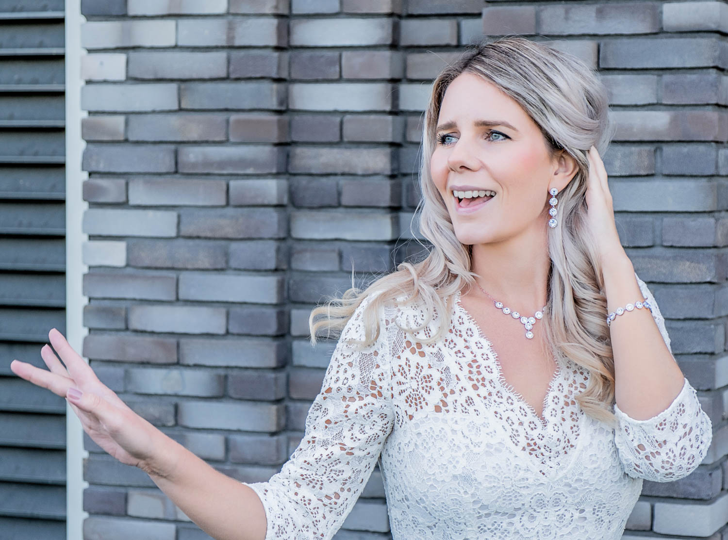 Bruid draagt luxe sieraden op bruiloft