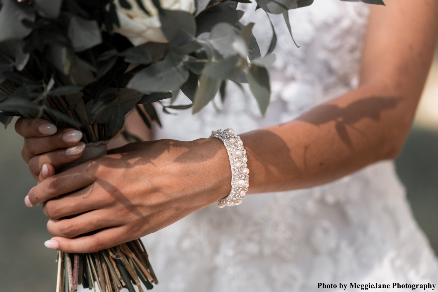 Bruid draagt amalia armband om pols