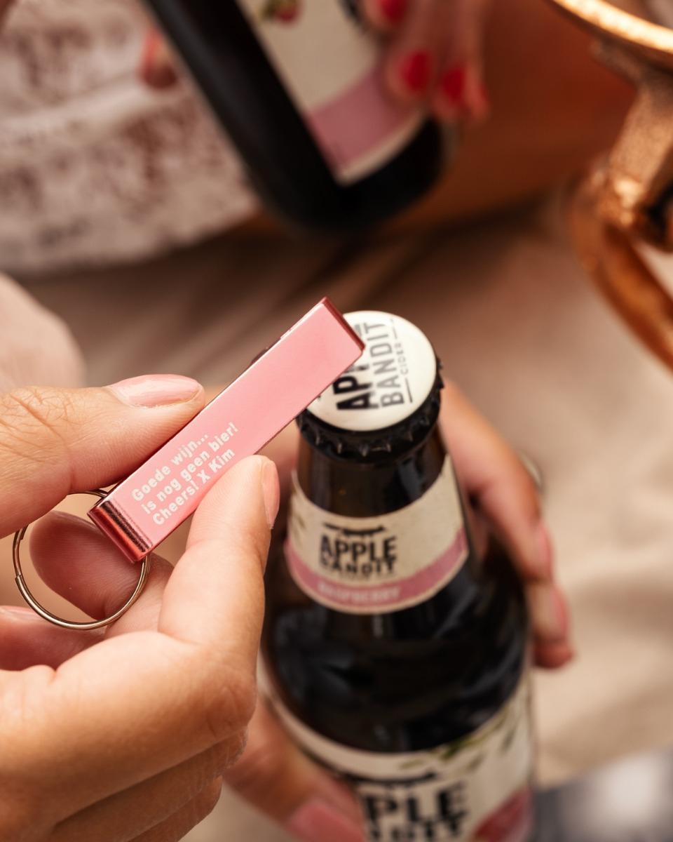Biertje met roze opener graveerbaar 