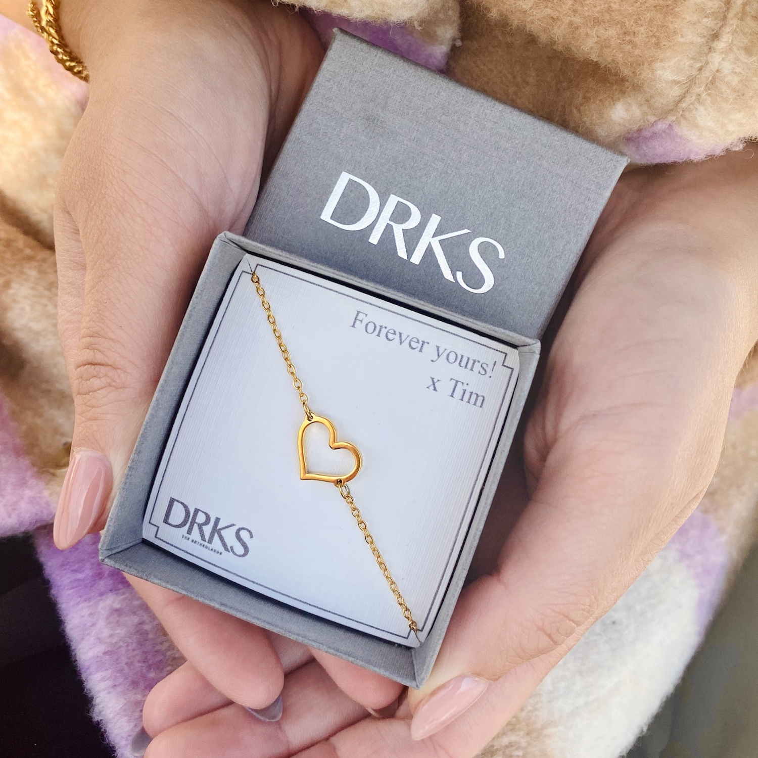 Gouden armband met hartjes in sieradendoosje met persoonlijke tekst