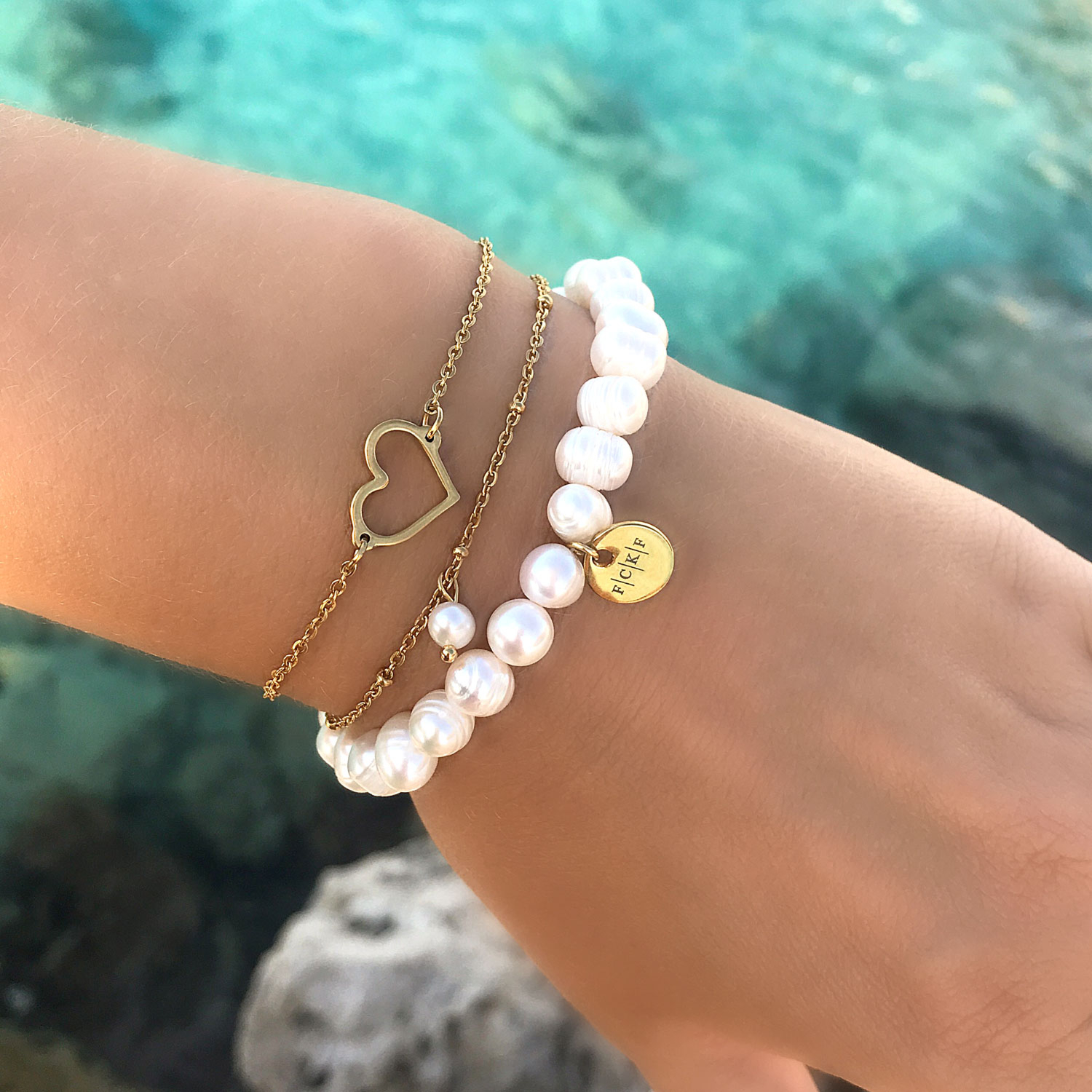 Mooie armband met hartje van stainless steel samen met parel armband