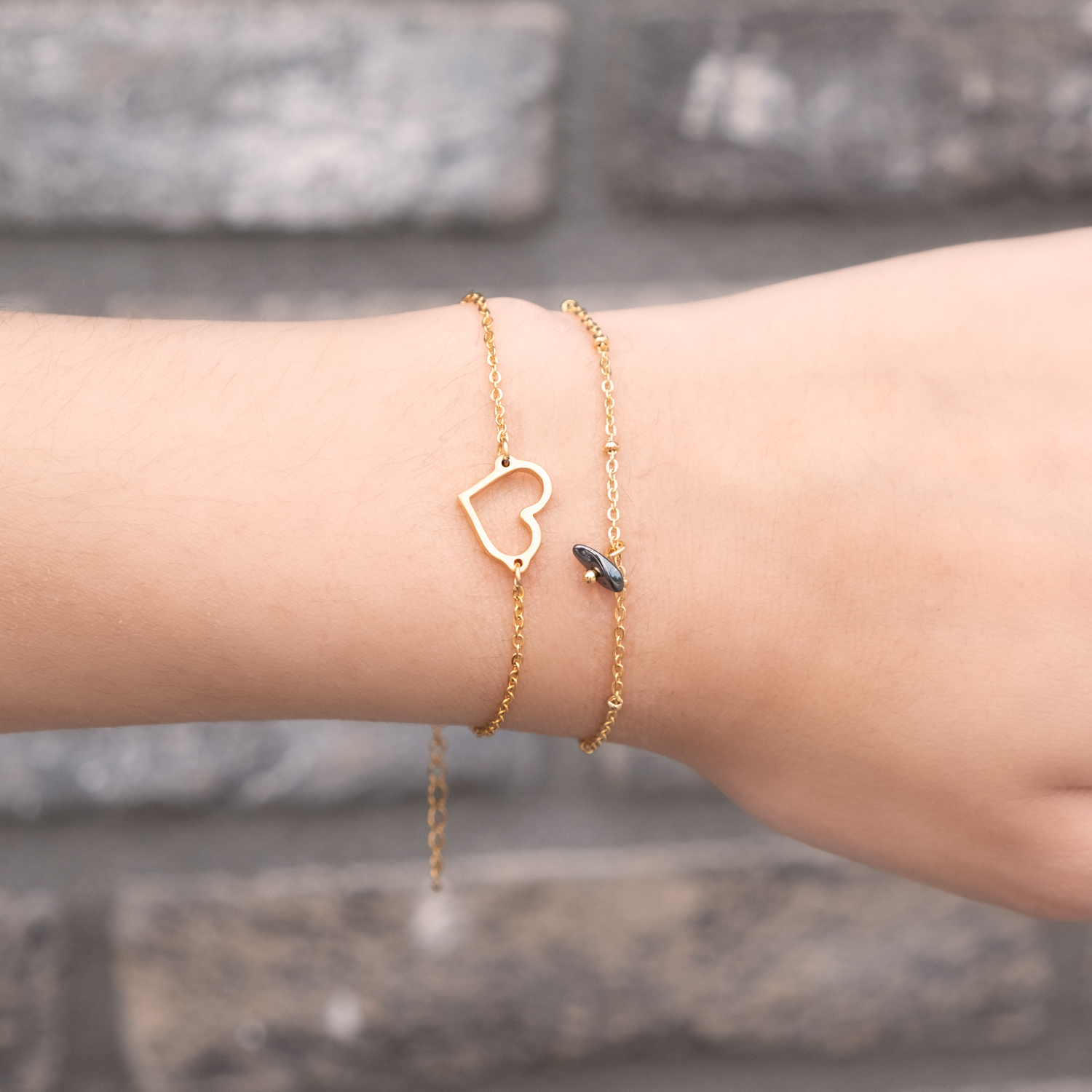Gouden armbandje samen met amrband met hematiet