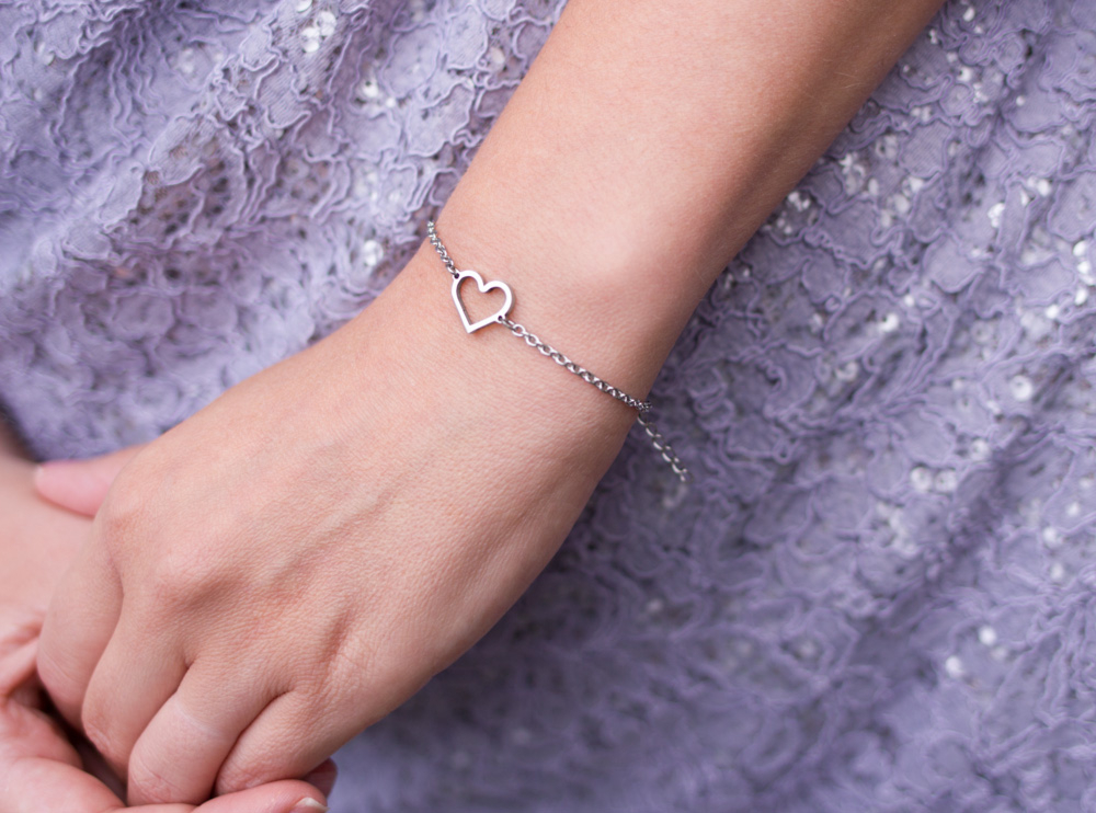 zilveren armband met hartje om pols