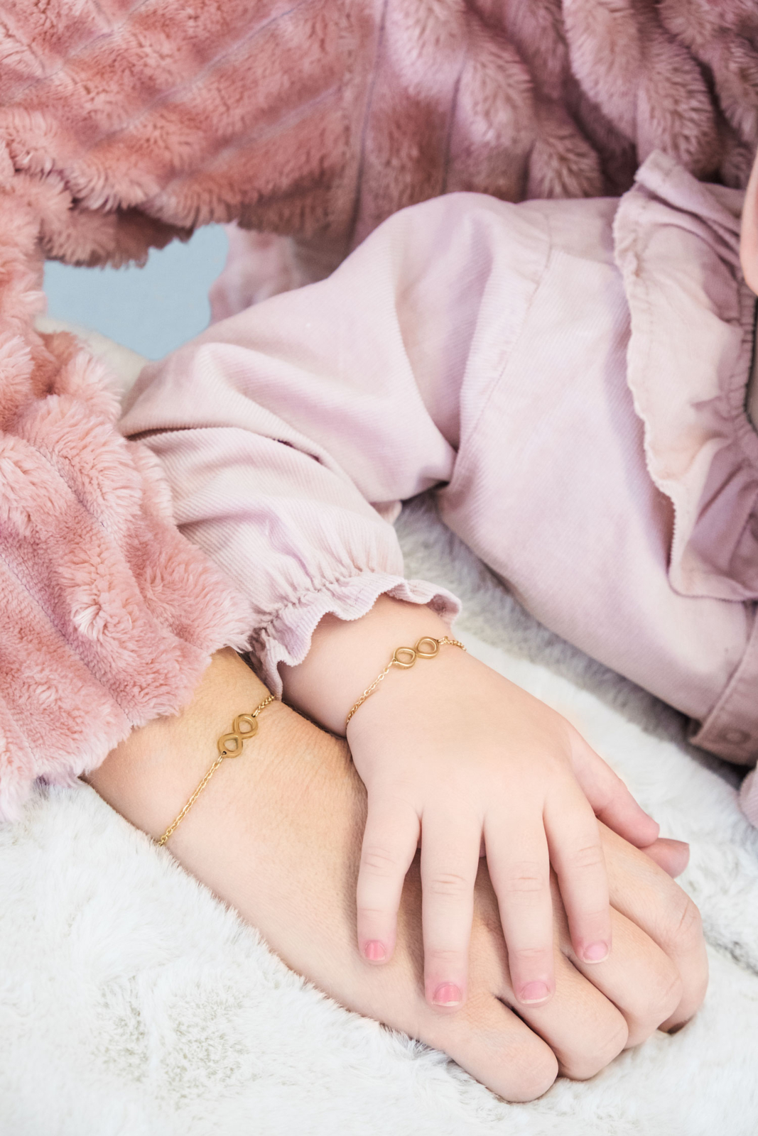 Gouden infinity armband om de pols om te delen met moeder en dochter