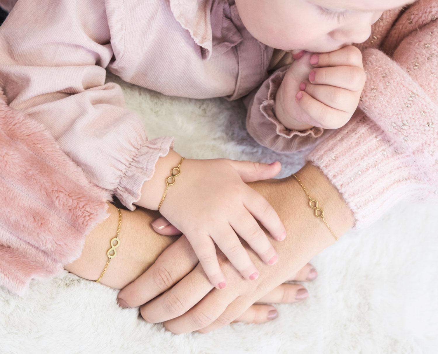 Gouden moeder dochter armband om de pols voor een complete look