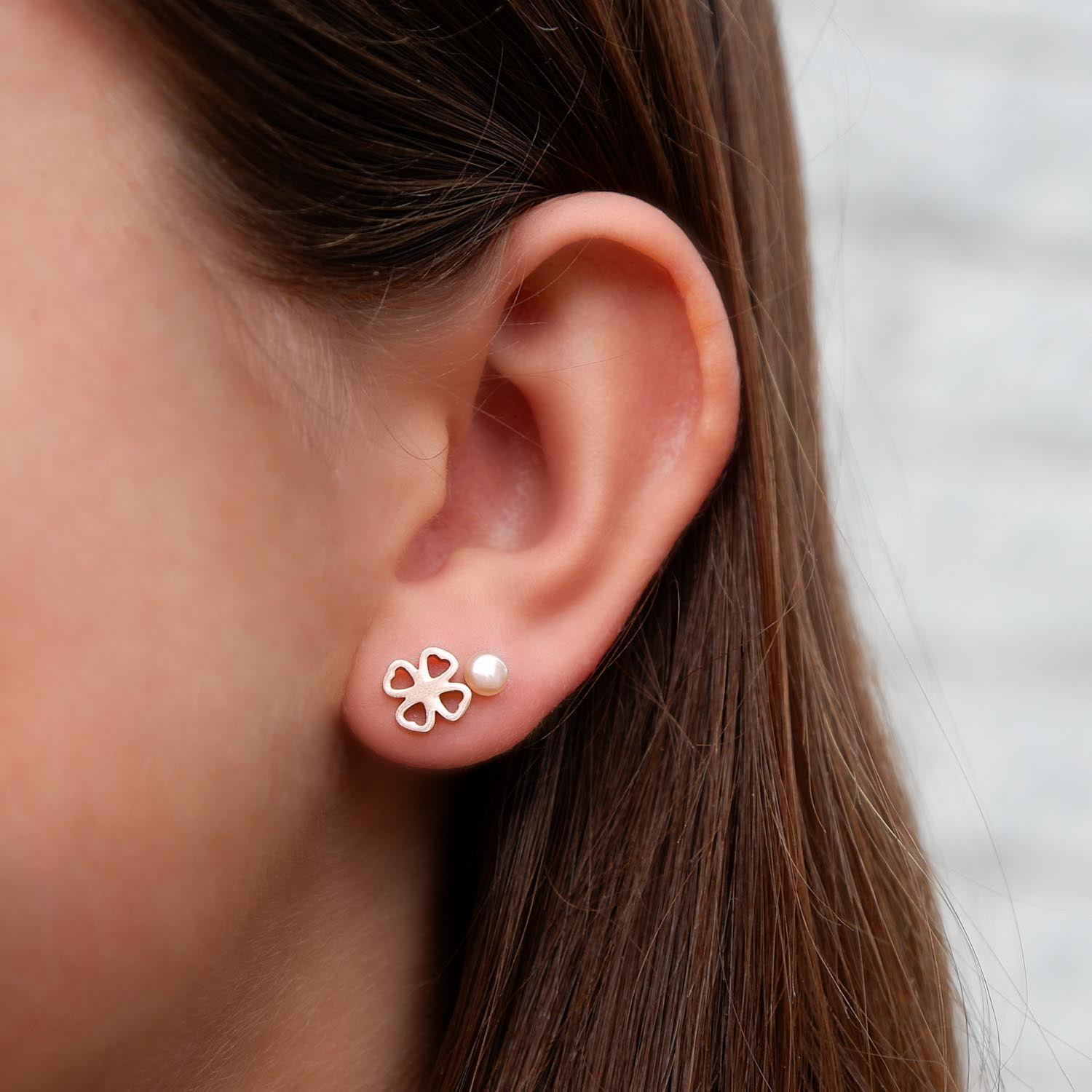 Leuke klavertje vier oorbellen in het rose goud met parels