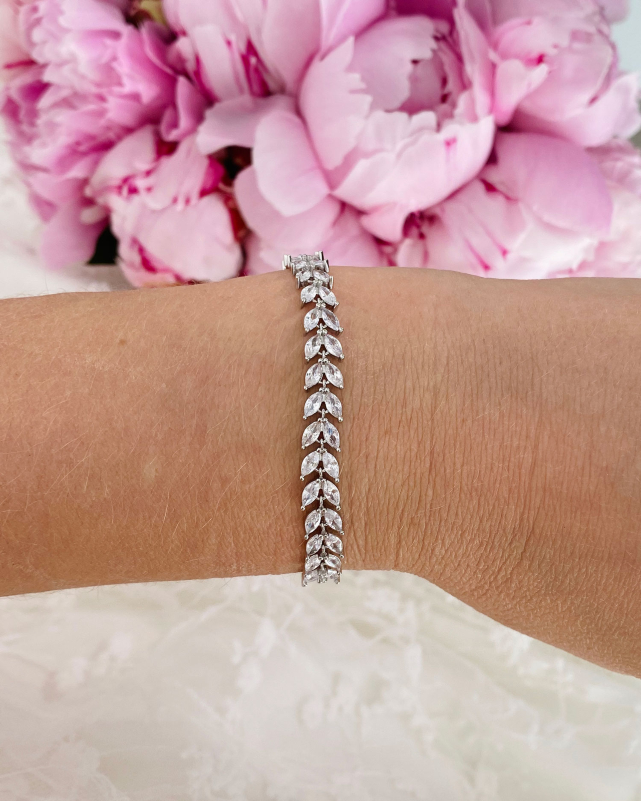 zilverkleurige bruids armband om pols bij vrouw
