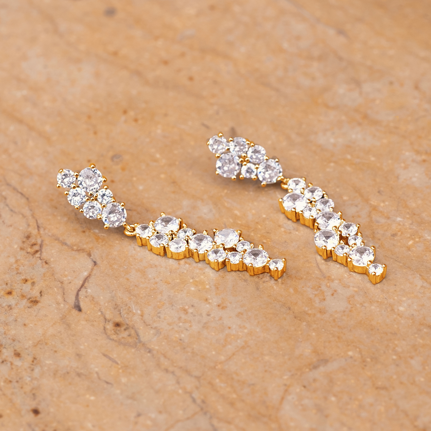 Gouden oorbellen voor de bruid met sparkle
