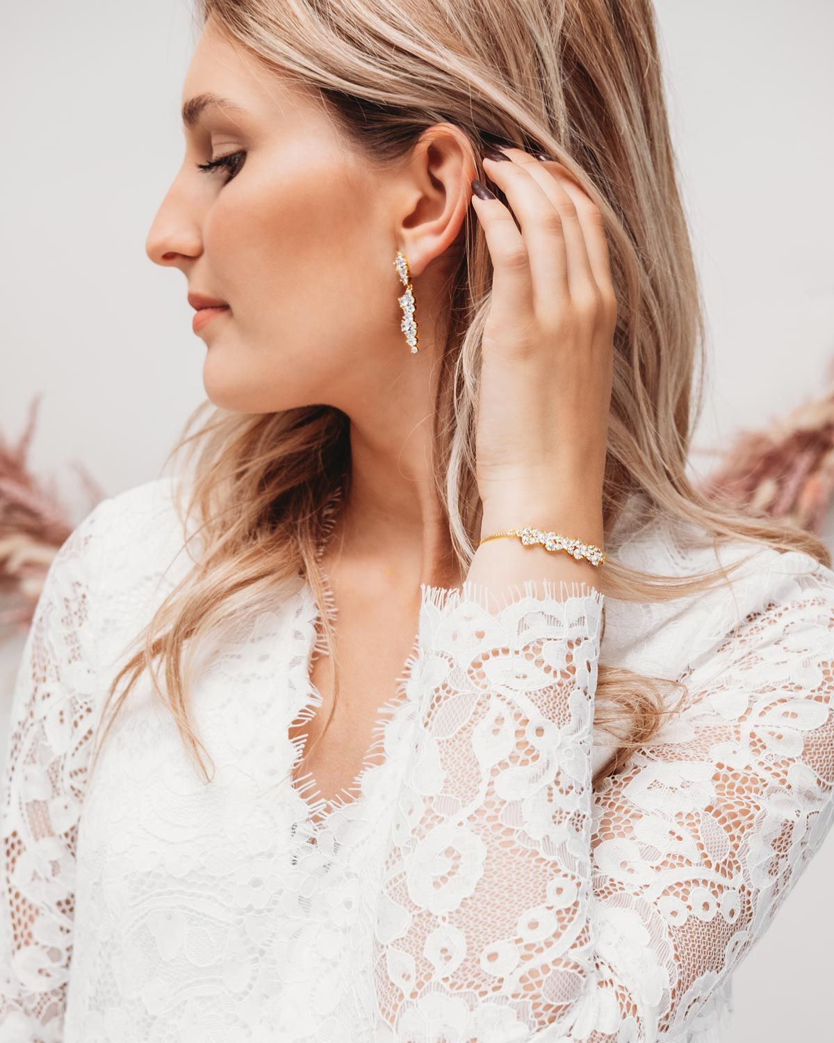 Bruid draagt gouden sieradenset met sparkles