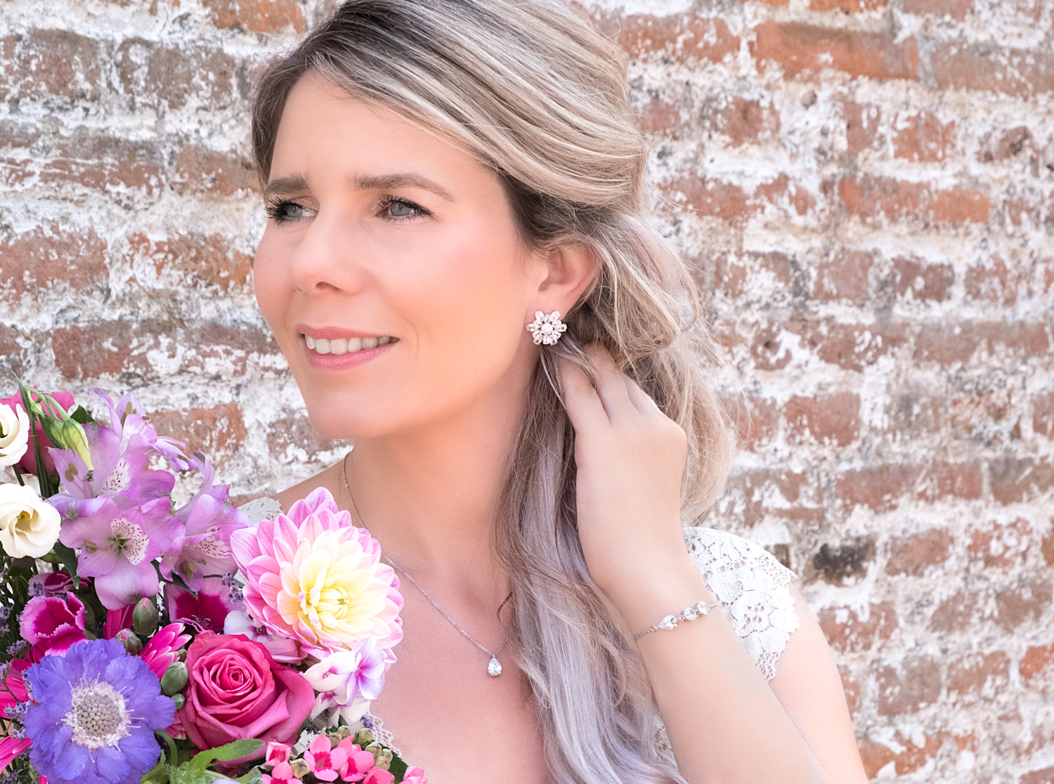 Vrouw draagt klassieke bruidssieraden voor haar bruiloft