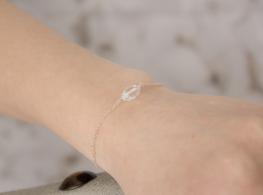 armband met kraaltje om de pols met bloemen