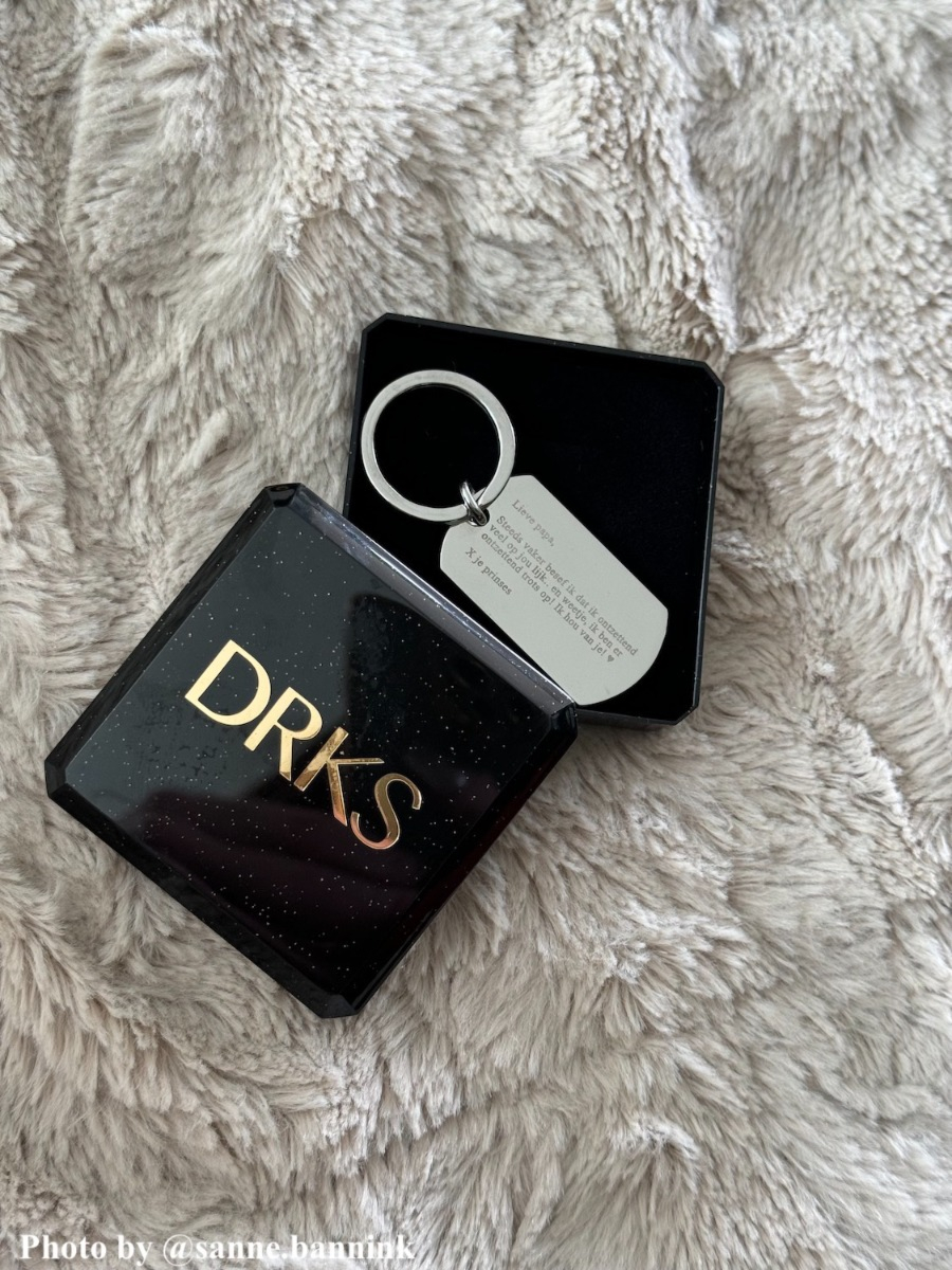 Influencer foto van graveerbare DRKS sleutelhanger