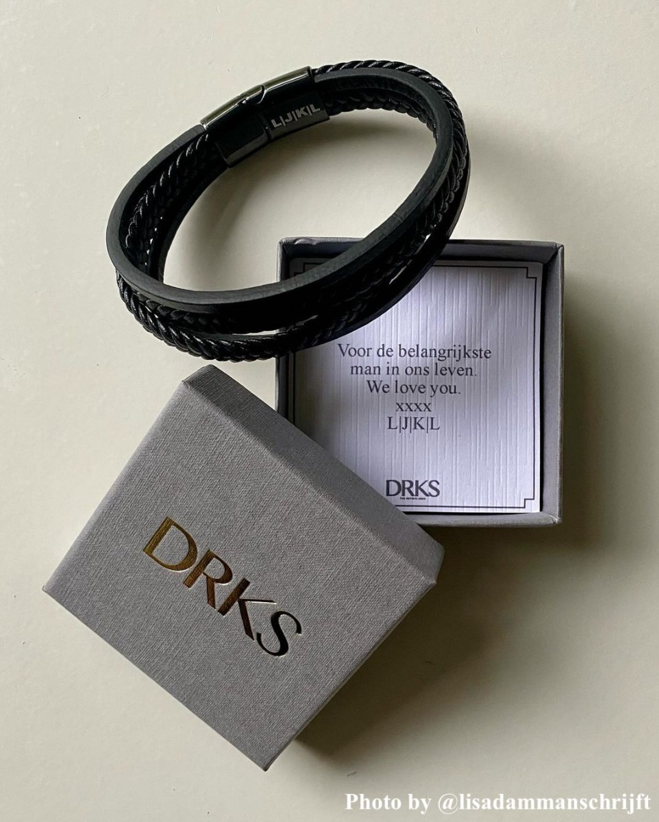 Influencer met heren armband