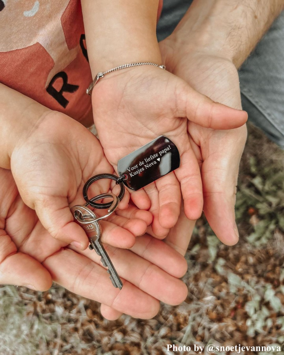 Influencer met sleutelhanger met tekst