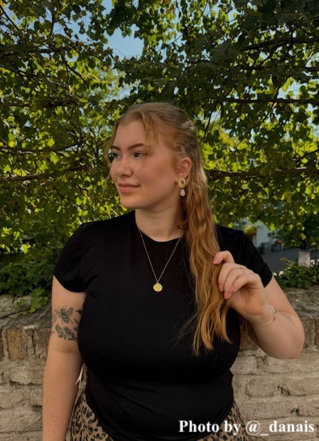 influencer draagt gouden oorbellen