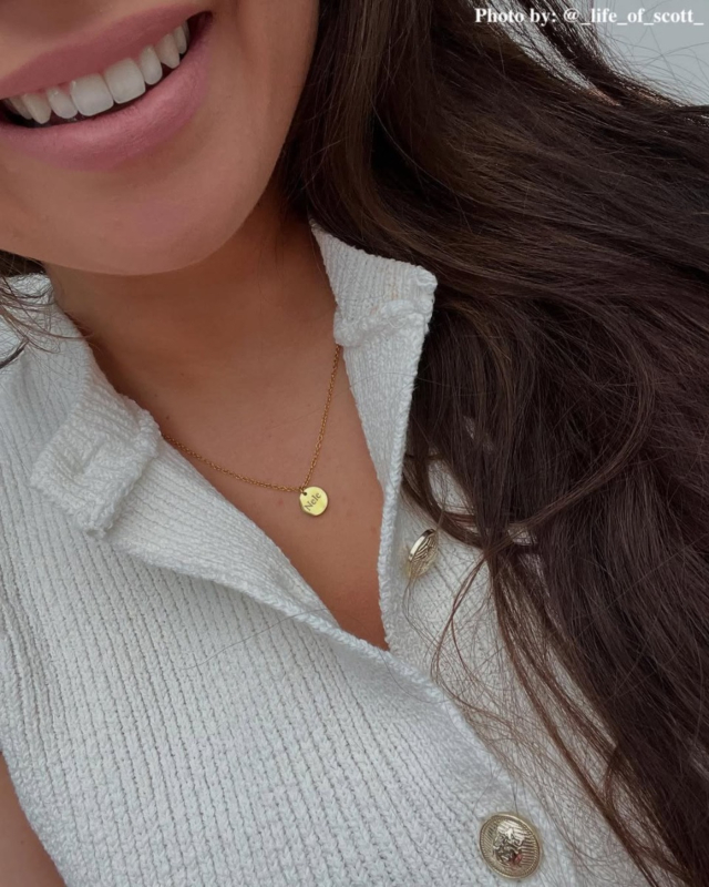 influencer met goude graveerbare ketting