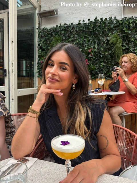 Influencer met triple heart oorbellen