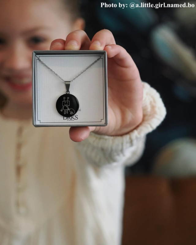 influencer laat kinder ketting zien.
