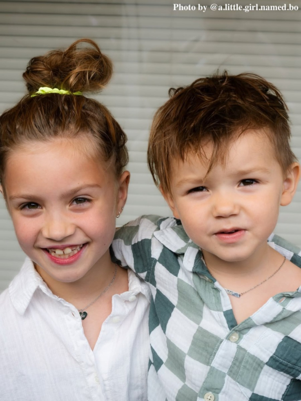 Influencers met kinder kettingen
