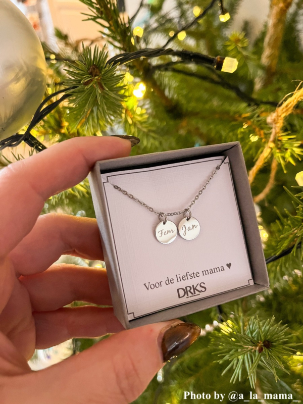 Influencer met mama ketting in sieradendoosje