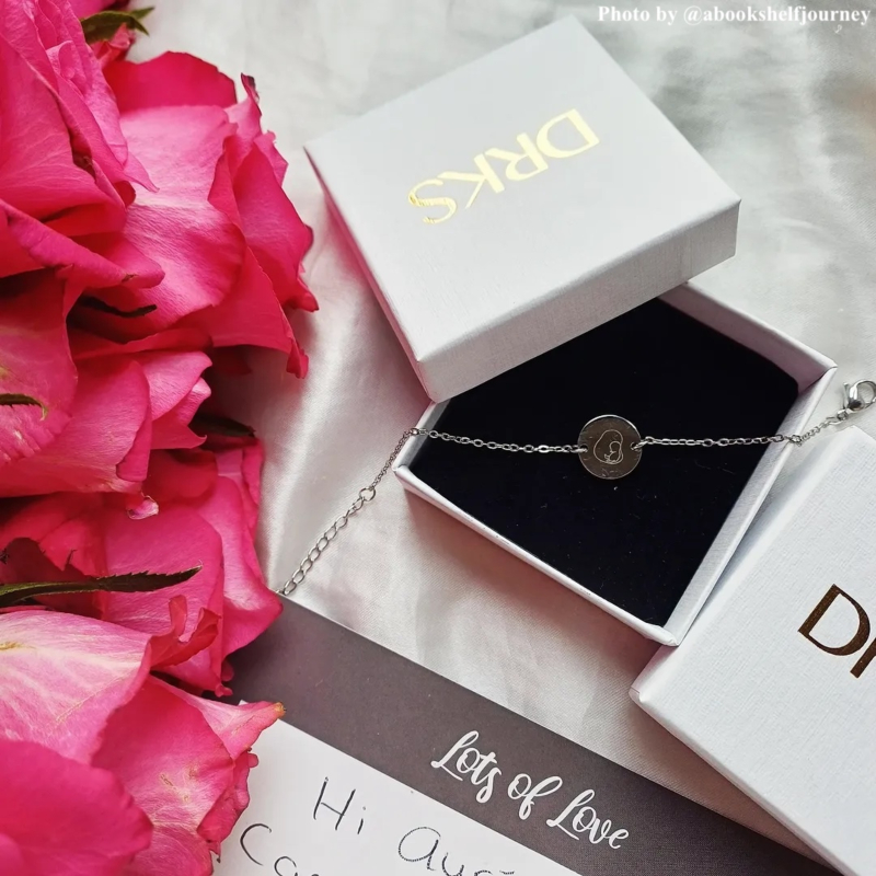 Influencer met de tekening armband.
