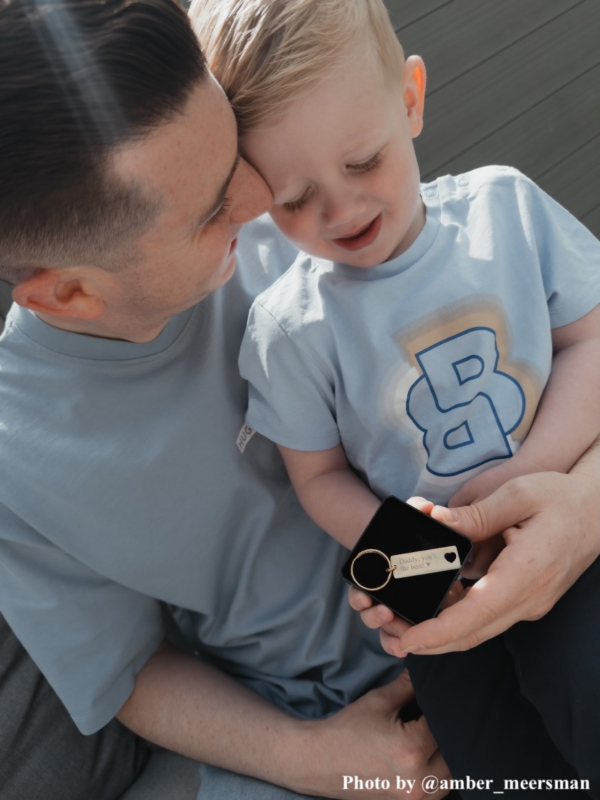Influencer zoon geeft vader een DRKS sleutelhanger cadeau