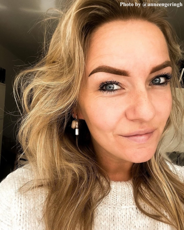 Influencer met DRKS oorbellen. 