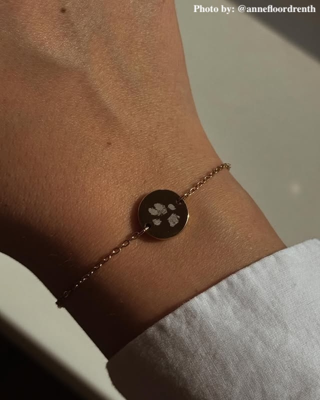 Armbandje met hondenpoot afdruk.