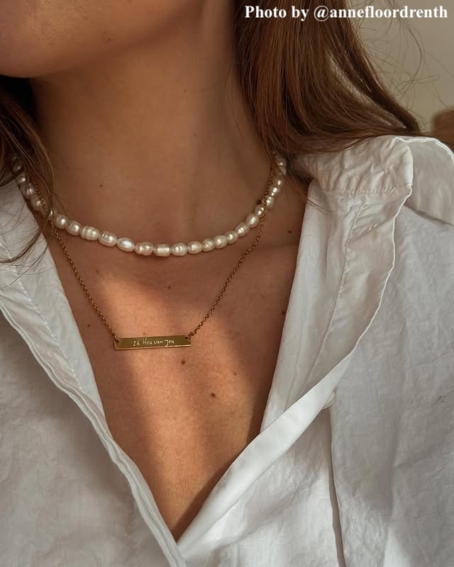 Influencer met gegraveerde bar ketting