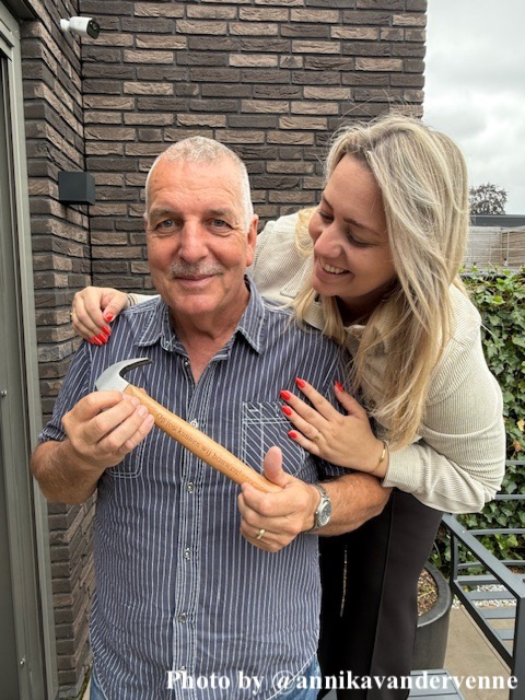 Influencer met DRKS hamer