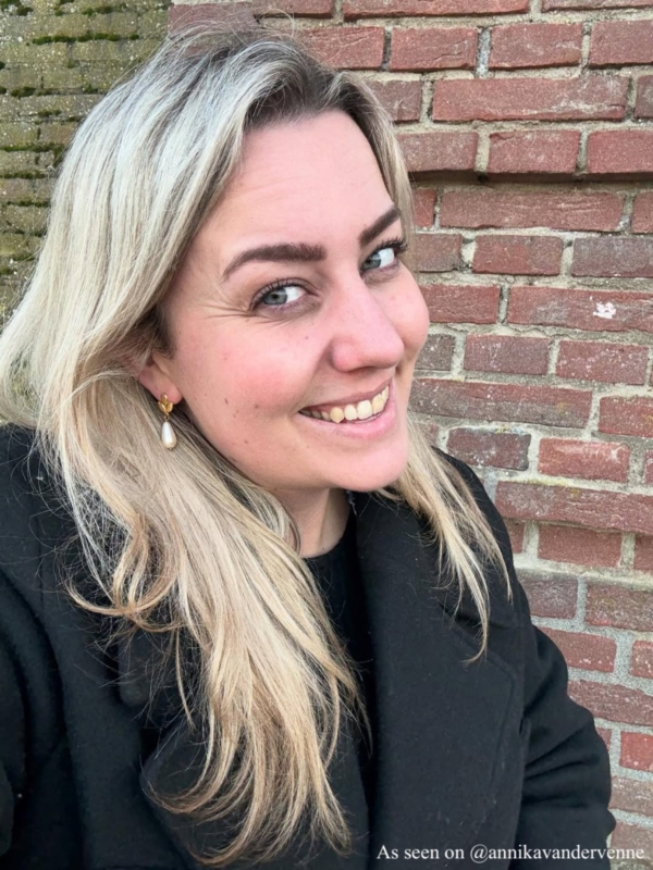Influencer draagt parel oorbellen