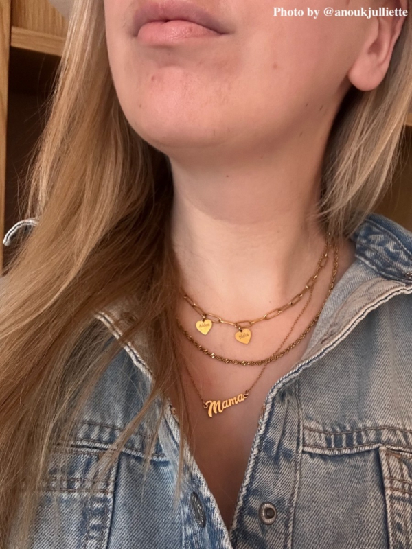 Influencer met gouden necklace party