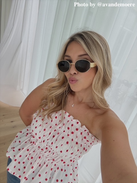 Influencer met steentjes sieraad
