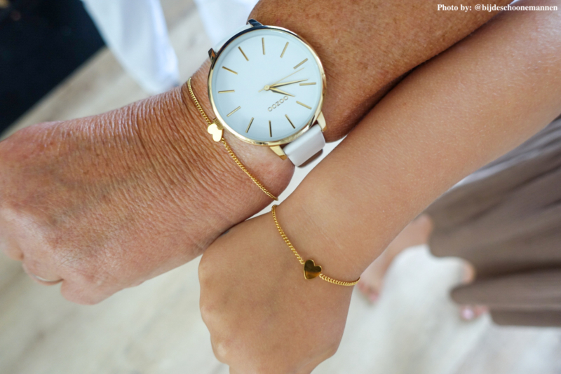 Oma en kleindochter met matchende armbandjes