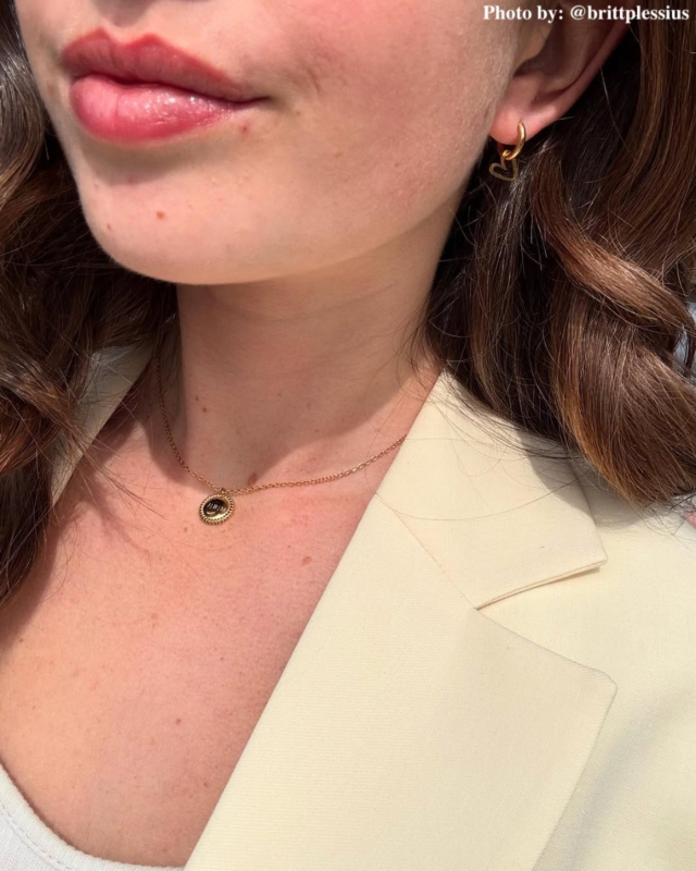 influencer met goude hartjes oorbellen.