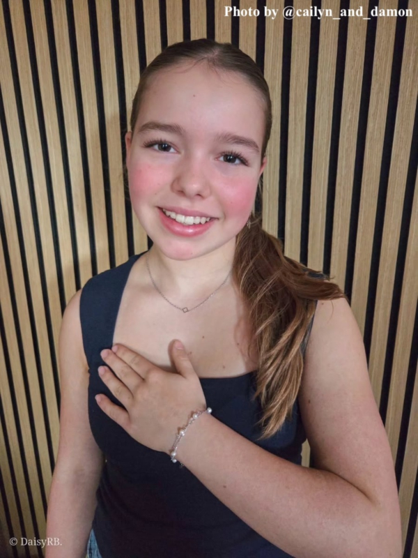 influencer draagt armband