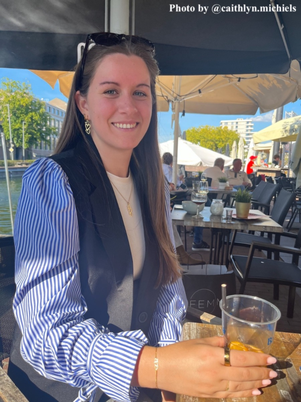 influencer draagt hartjesketting