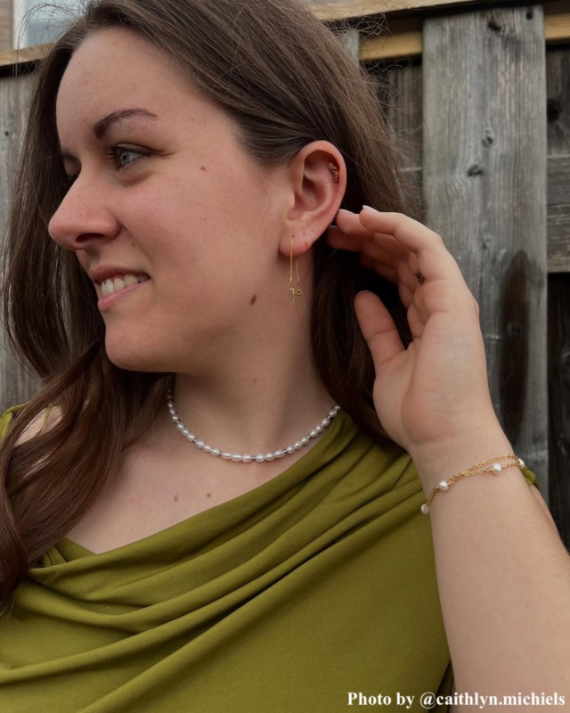 Influencer met parelsieraden