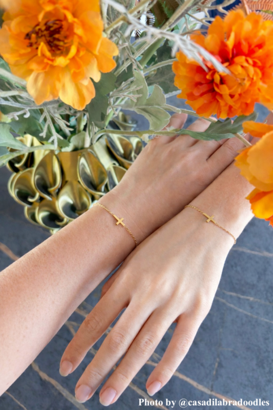Influencer draagt gouden armband met kruis
