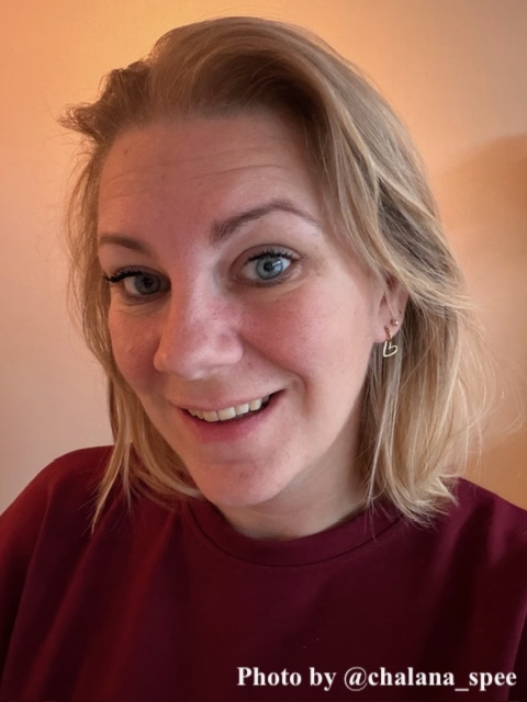 influencer draagt hartjes oorbellen