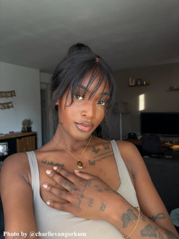 Influencer met graveerbare ketting
