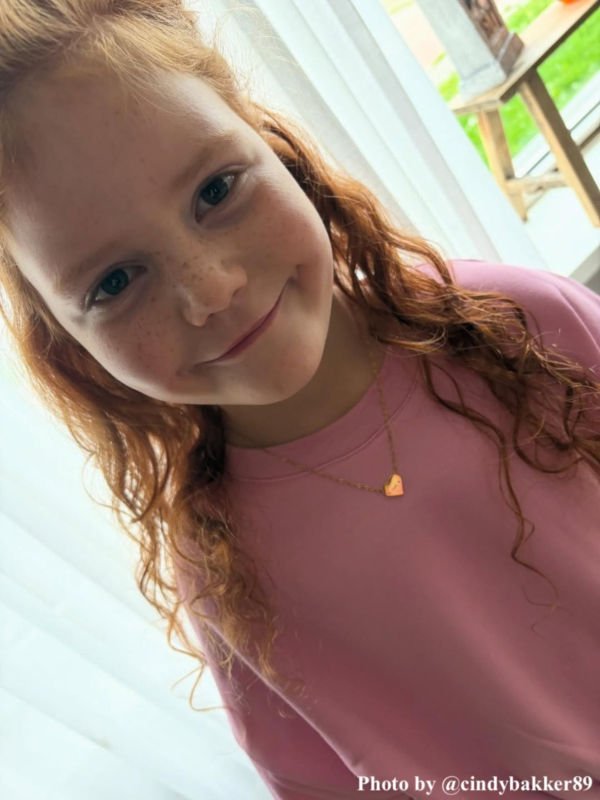 kindje draagt ketting