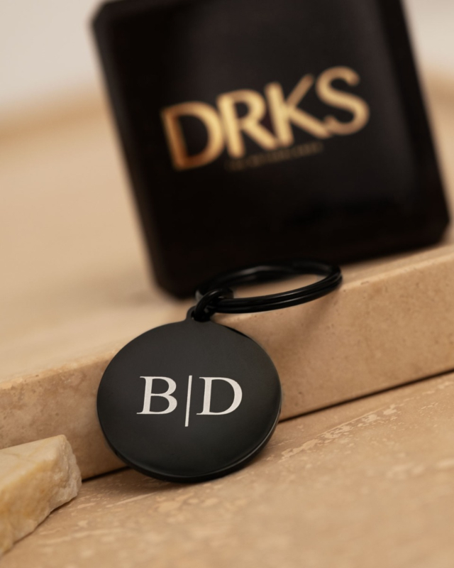 Zwarte ronde sleutelhanger met sieradendoosje