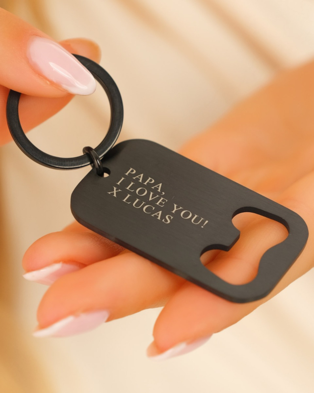 Zwarte sleutelhanger opener met gravering