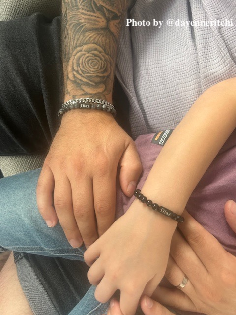 Influencer vader/zoon met matchende armbanden