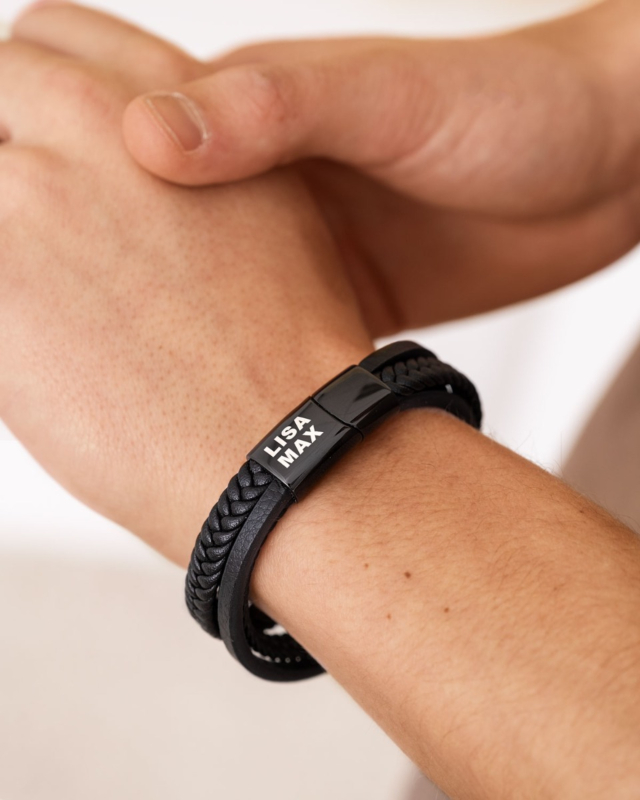 Zwarte leren heren armband met namen dubbel