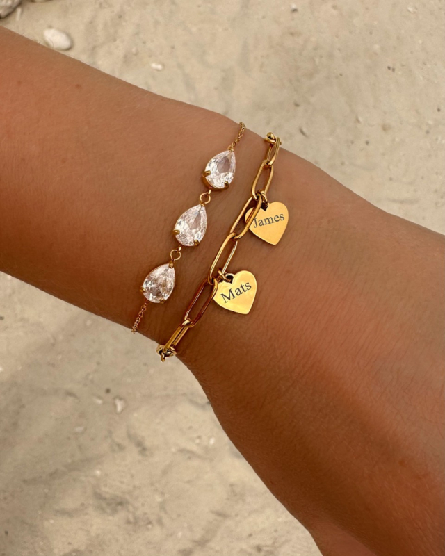 Gouden armparty met hartjes en steentjes