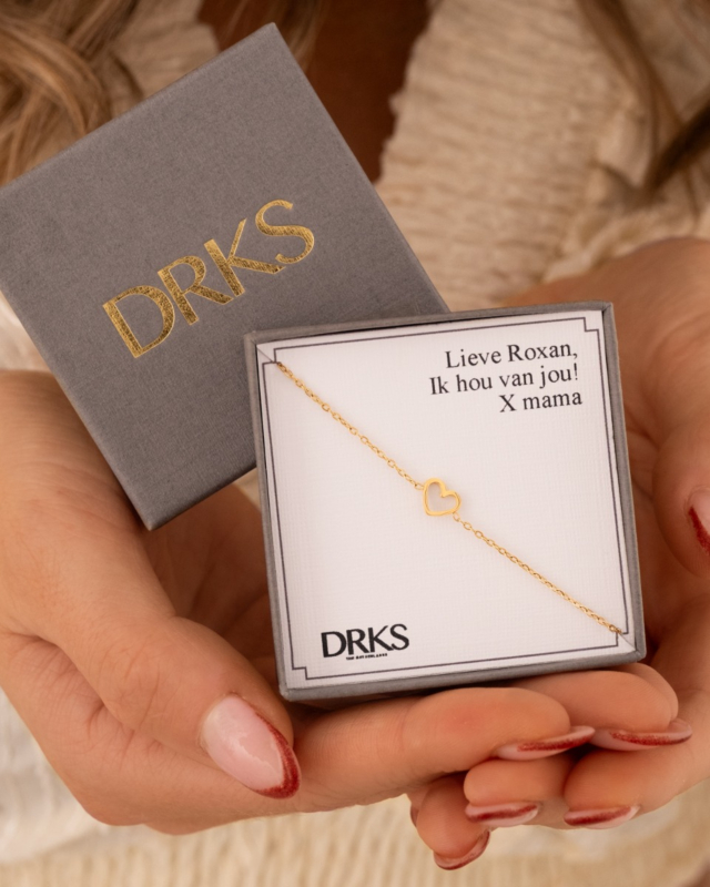 Gouden hartjes armband in sieradendoosje