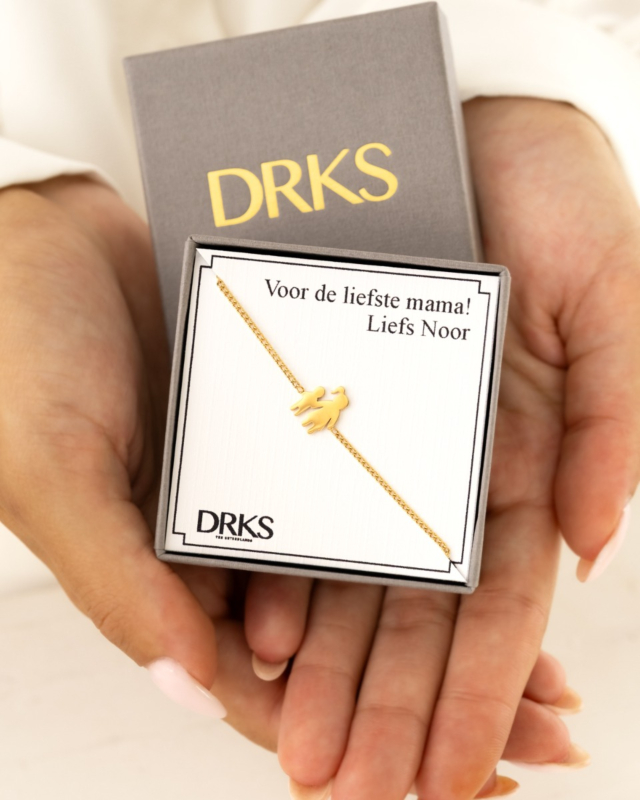 gouden armband moeder en kind in sieradendoosje met persoonlijke tekst