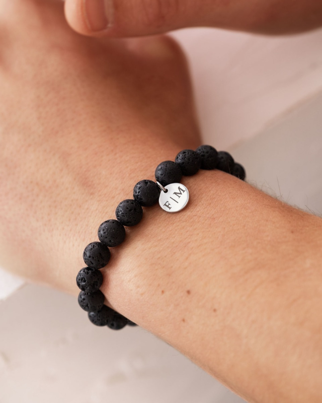 Zwarte kralen armband met zilver muntje met gravering